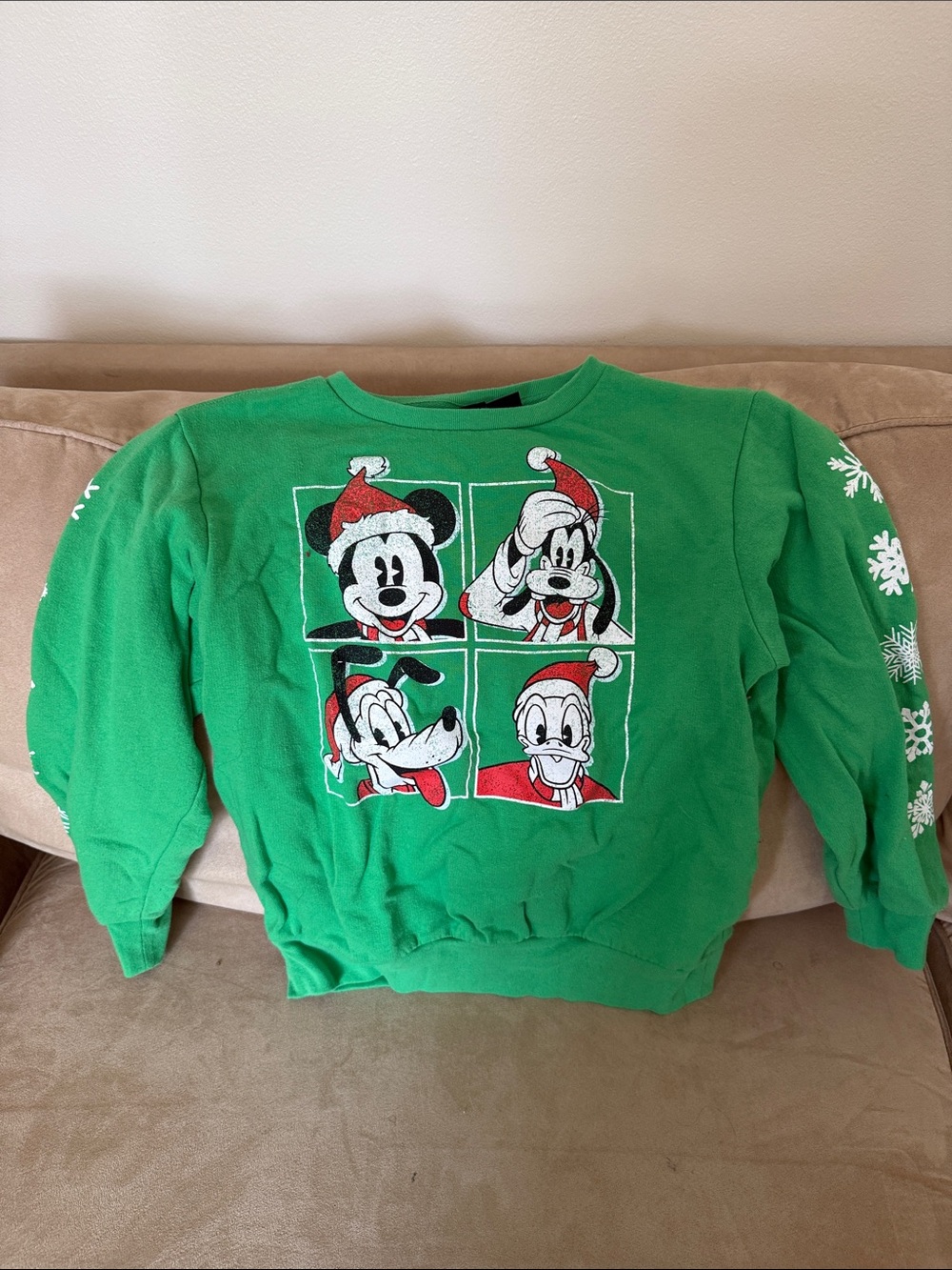 EUC Disney Green Holiday/Christmas Sweatshirt w/Mickey, Goofy, Pluto & Donald